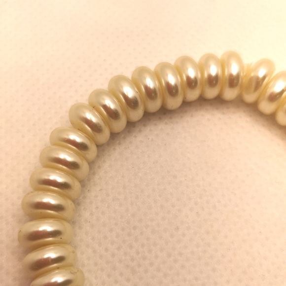 Faux pearl stretch bracelet - Picture 4 of 4